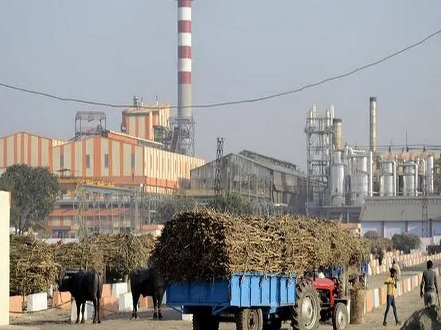 कर्ज परतफेडीसाठी साखर कारखान्यांच्या संपूर्ण संचालक मंडळावर जबाबदारी,मंत्री मंडळाचा निर्णय