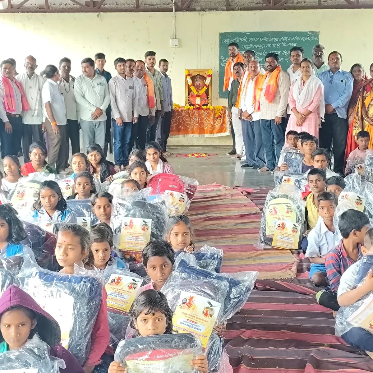 जगद्गुरु नरेंद्राचार्य महाराज संस्थान च्या वतीने आदिवासी कनिष्ठ महाविद्यालय पाडळी येथे विद्यार्थ्यांना ब्लॅंकेट, शाळेची बॅग व शालेय साहित्य वाटप